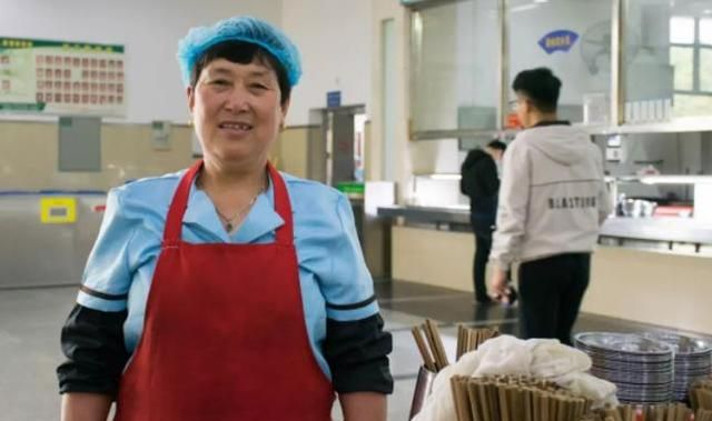 “食堂阿姨”不是阿姨?高校食堂女摊主贴告示,纠正打饭大学生