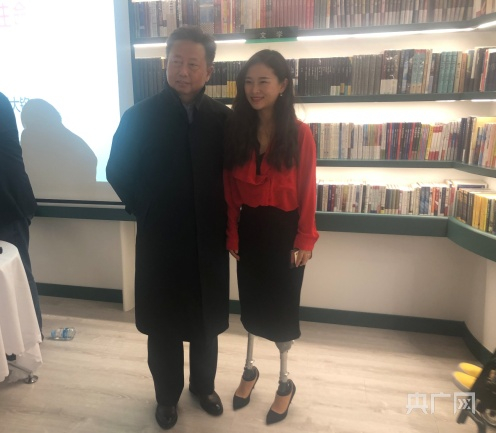 分享会结束后，很多现场观众跑来和廖智合影（央广网记者王晶 摄）