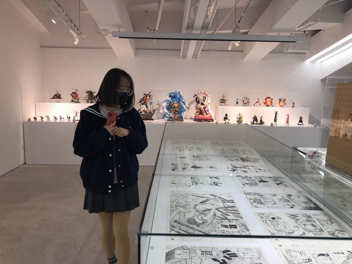 展厅里，吴女士参观日漫原画作品。