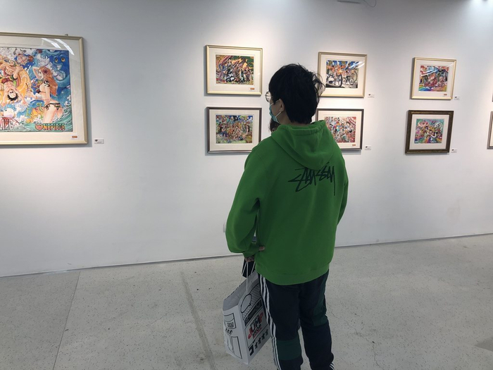 严先生在展厅参观