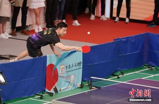 图为乒乓球运动员马龙与许昕进行乒乓球花式表演。中新社记者 张炜 摄