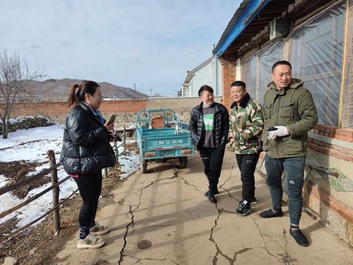 12月4日，“张同学”家门口不断有前来打卡合照的粉丝。新京报记者 王巍 摄