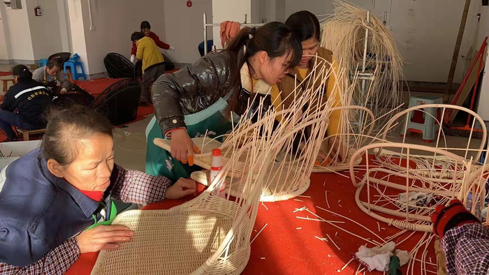 三江县江川残疾人集中就业基地里，员工们在忙碌着 （央广网发 杨玫摄）