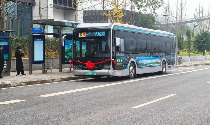 新运行的1303线公交驶入站台（央广网发 郭志如摄）