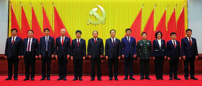 11月30日，新一届市委领导班子集体合影。  吴忠日报 图