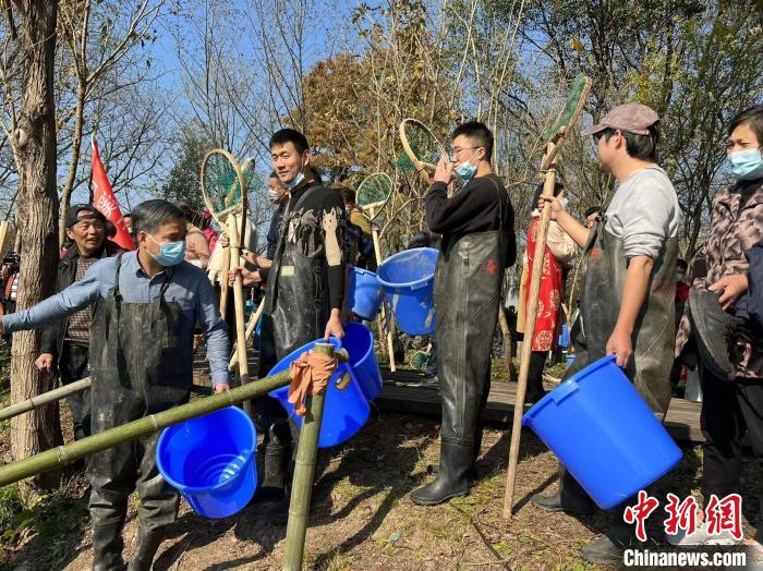 游客排队准备下塘捕鱼。　王题题 摄