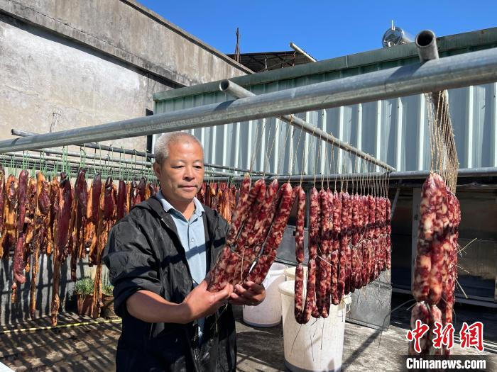 图为村民李奋仁家制作的酥醪腊肉、腊肠。　宋秀杰 摄