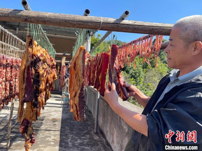 图为村民李奋仁家制作的酥醪腊肉。　宋秀杰 摄