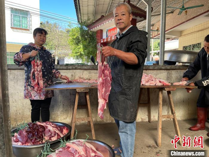 图为村民李奋仁家正在制作酥醪腊肉。　宋秀杰 摄