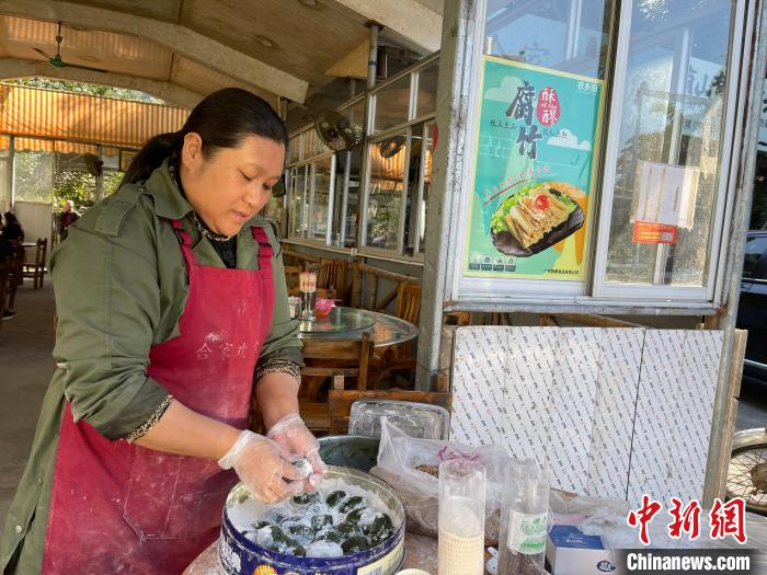 图为村民正在制作艾糯糍粑。　宋秀杰 摄