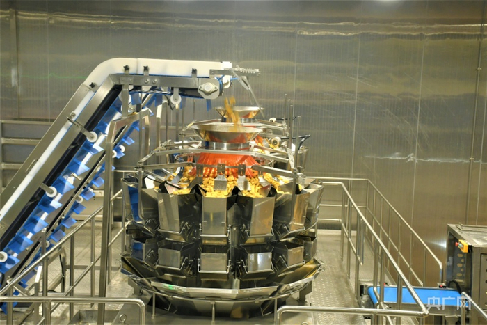 制作好的鸡米花半成品通过机器按规定重量分为一份（央广网记者  罗晓英摄）