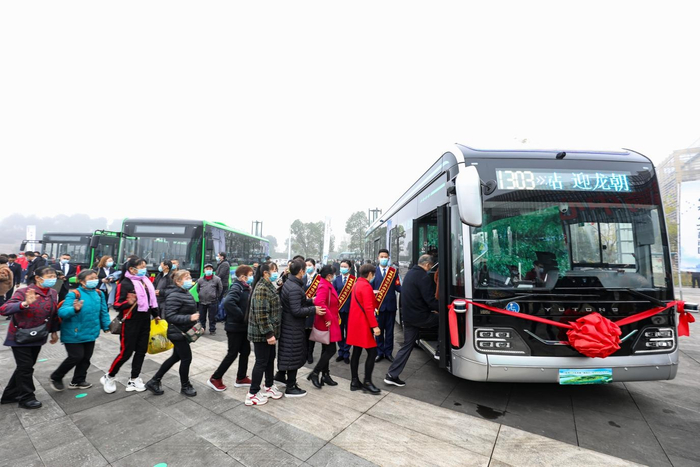 首条1303路公交线即正式投入运营（央广网发 郭志如摄）