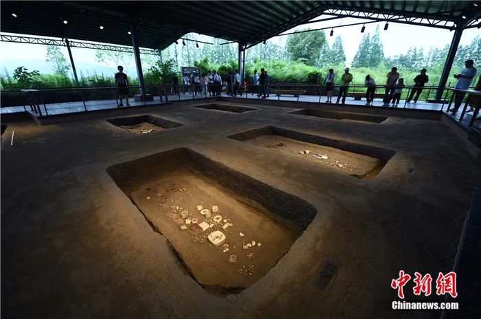 2019年7月，游客参观良渚古城遗址公园反山王陵。中新社记者 王刚 摄