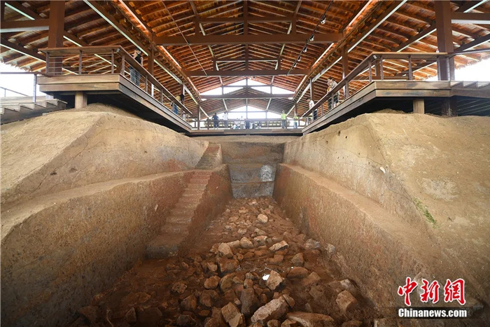 2019年7月，游客在良渚古城遗址公园南城墙遗址前驻足。中新社记者 王刚 摄