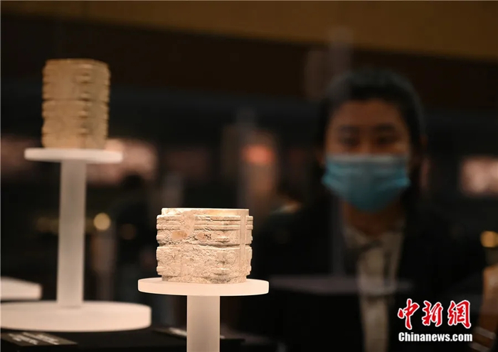 2020年5月，游客在杭州良渚博物馆参观神人兽面纹玉琮。中新社记者 张茵 摄