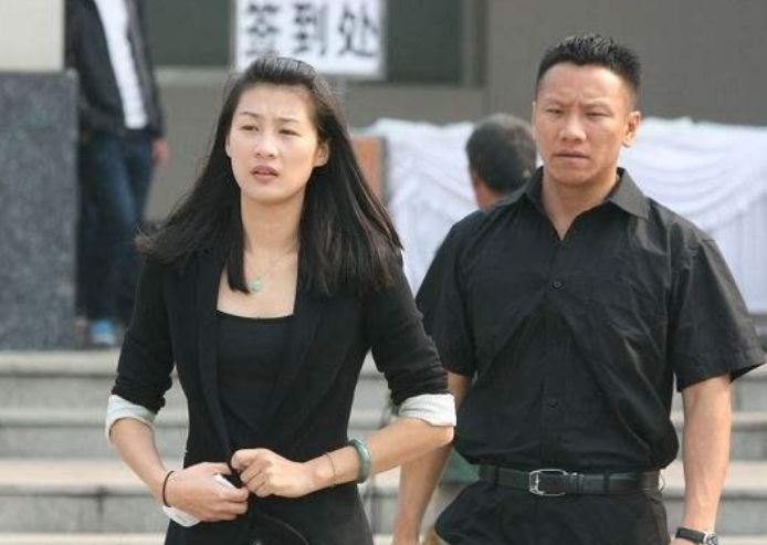 郭晶晶参加初恋王克楠葬礼,陈若琳抱不平,妻子抱4个月女儿痛哭
