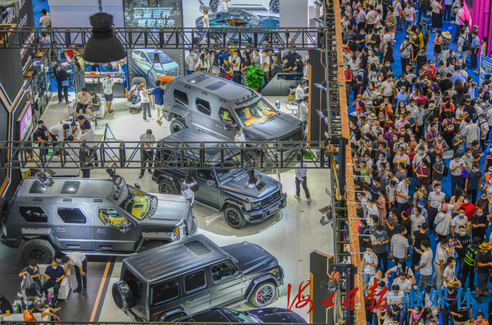 首届中国国际消费品博览会公众开放日，市民游客在观看车展。王程龙 摄（资料图）