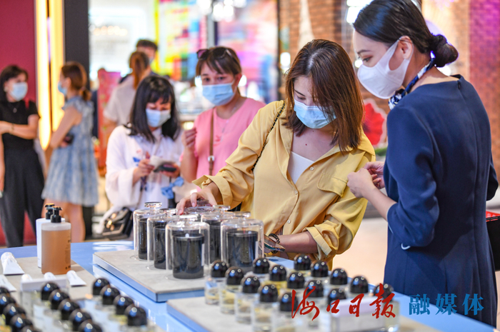 近日，在海口日月广场免税店，各种国际品牌的免税商品吸引众多市民游客前来选购。王程龙 摄（资料图）