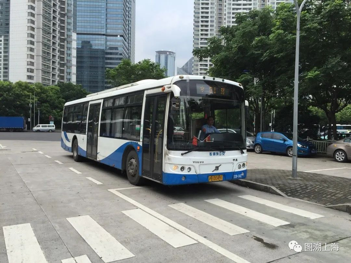 81路SWB6120V4LE（S2B）型客车，东昌路（张渊源 摄）