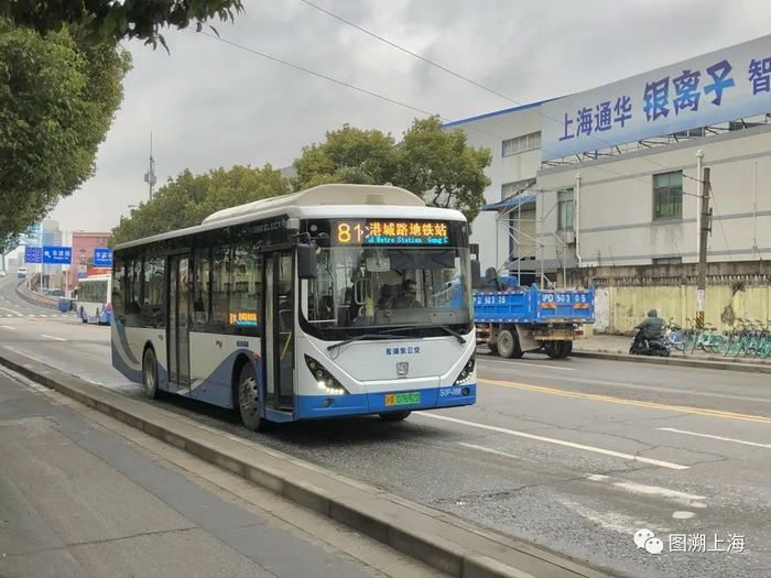 81路SWB6108BEV32（S0P）型客车，东沟（张渊源 摄）