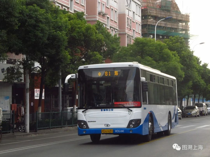 81路SXC6105G4B（W0G）型客车，昌邑路（魏家钧 摄）