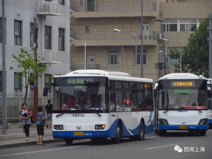 81路SXC6890G4（W9B）型客车，浦东大道（魏家钧 摄）