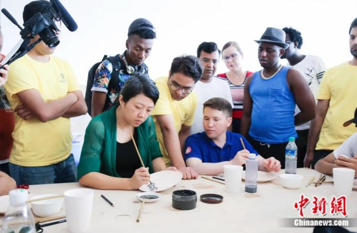 张婧婧为留学生教授清花课程。中新社发 张婧婧 供图