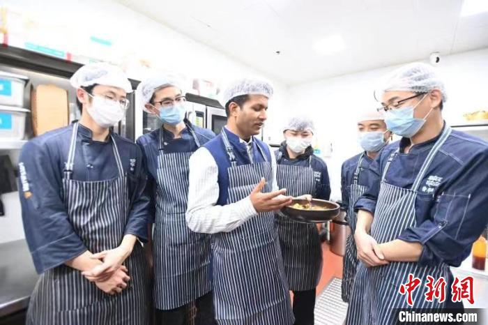 博文正在指导餐厅的厨师们。　安源 摄