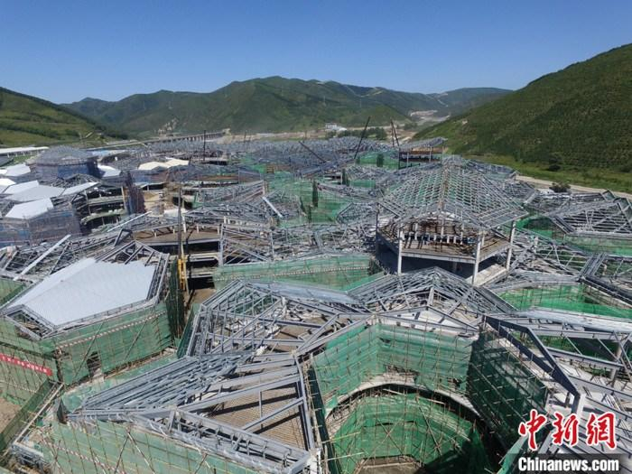 图为8月11日航拍崇礼太子城冰雪小镇施工现场。 中新社记者 张帆 摄