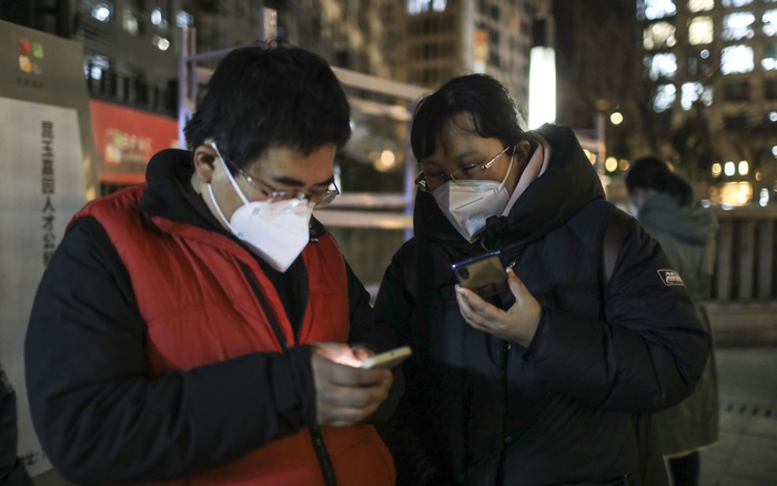 　　12月2日23：41，中午十一点到琨御府的徐庄社区党总支书记秦娜（右）在电话核实一些特殊住户情况。新京报记者 浦峰 摄