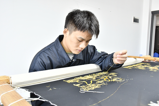     林凯正在上刺绣课。 湖南工艺美术职业学院供图