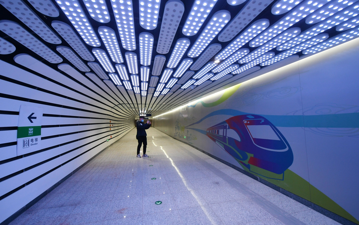 地下通道内设置了极具氛围感的灯带。新京报记者&nbsp;王贵彬&nbsp;摄