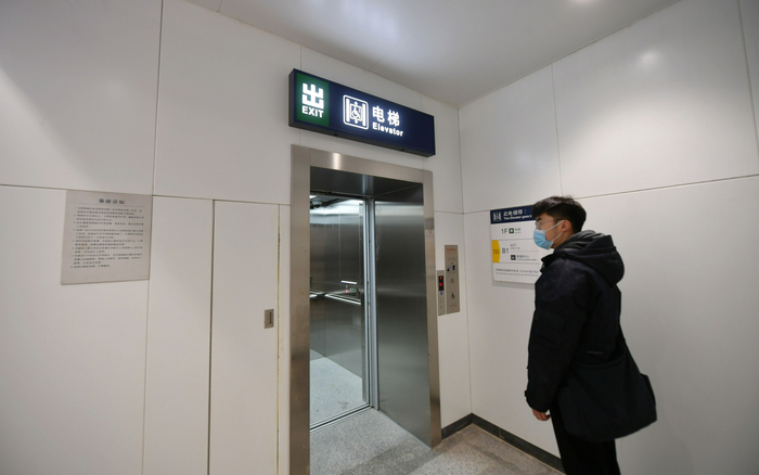 为充分考虑前往天坛医院的患者的出行需求，花乡东桥站A2口专门建立了一处无障碍电梯。新京报记者 王贵彬 摄