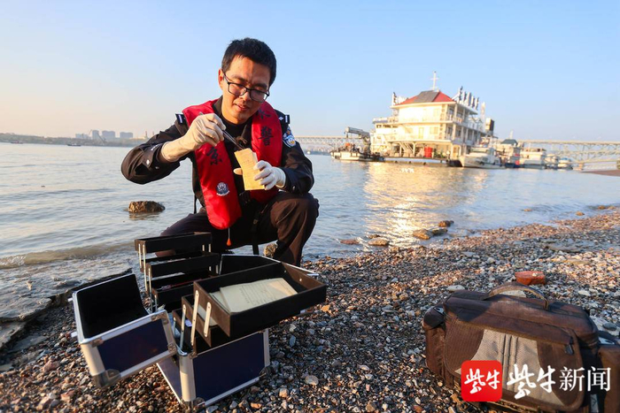 图为刘晓荣在工作中