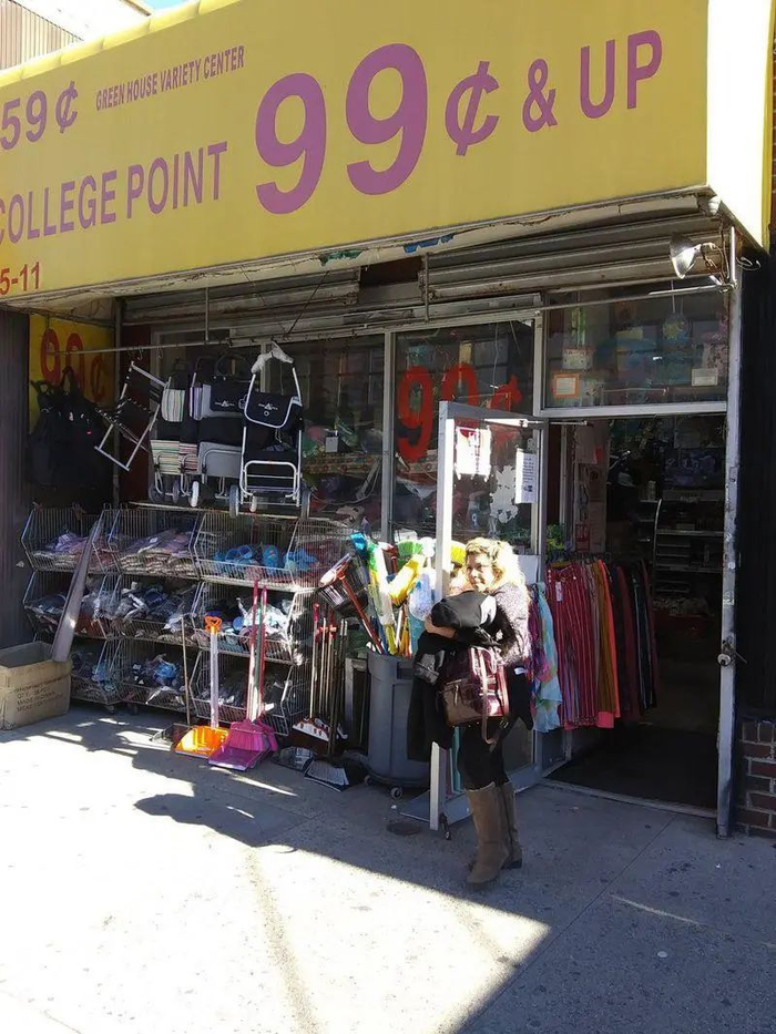 华人开办的九毛九店，吸引各族裔的顾客前去购物。（美国《世界日报》/韩杰 摄）