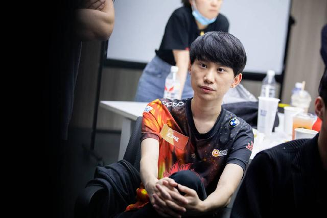 离开fpx的选手都没有在同一支队伍中,因此lpl春季赛能够看到不少"fpx