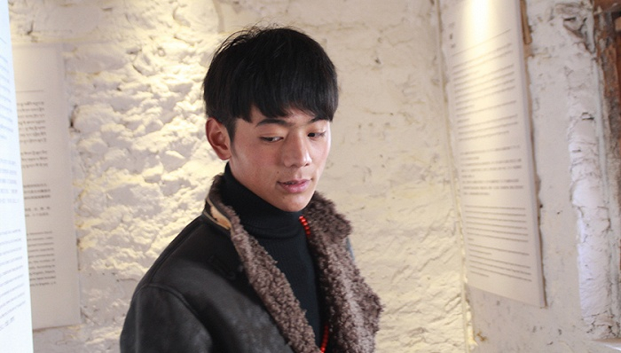 丁真在仓央嘉措微型博物馆。拍摄：郑萃颖