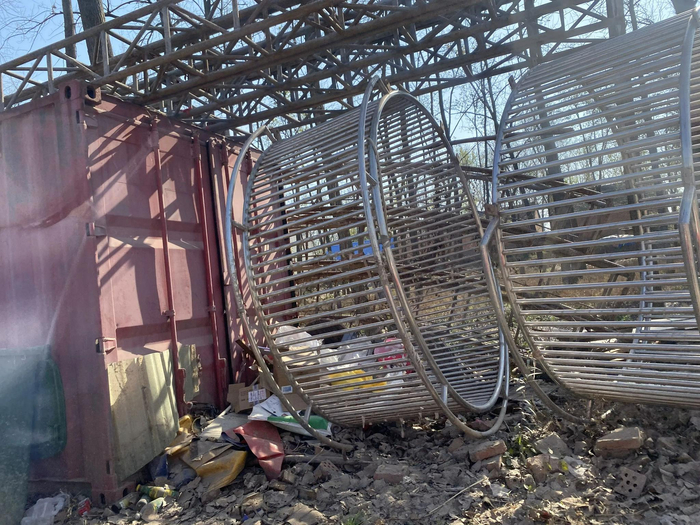 ▲村民家门口的铁笼子内空空荡荡。新京报记者 咸运祯 摄