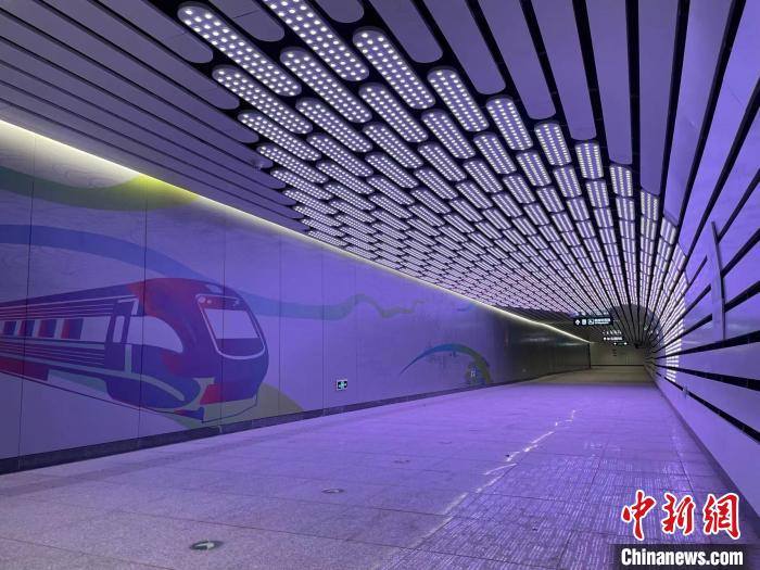 图为北京地铁房山线北延花乡东桥站A2出入口内通道。　北京市重大项目办供图