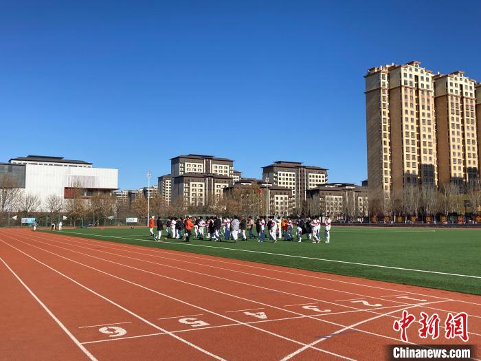图为中国人民大学附属中学通州校区操场。　徐婧 摄