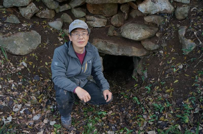 陈胜前在湖北屈家岭进行野外调查