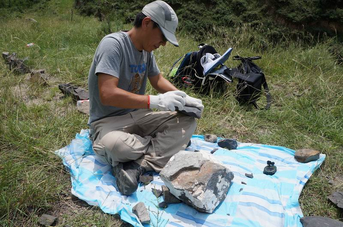 陈胜前在山西襄汾大崮堆山做打制石器的实验