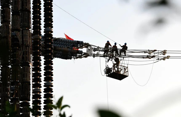 作业人员在白鹤滩-江苏特高压线路跨越长江铁塔上施工  王化全 摄