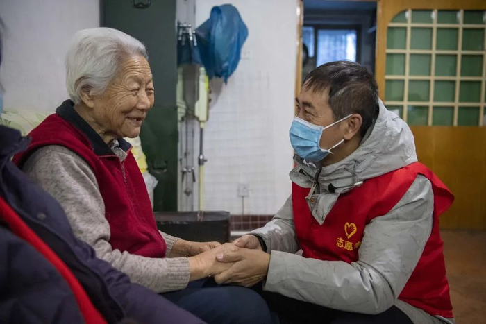 在山西省太原市杏花岭区铁路迎春小区，山西省红十字情缘志愿服务队志愿者张建中（右）陪独居老人谢淑英聊天（12月1日摄）。新华社记者 杨晨光 摄