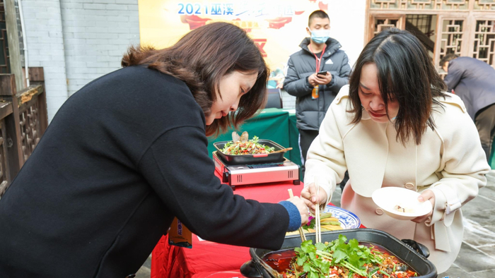 游客在试吃烤鱼（央广网发 巫溪县商务委供图）