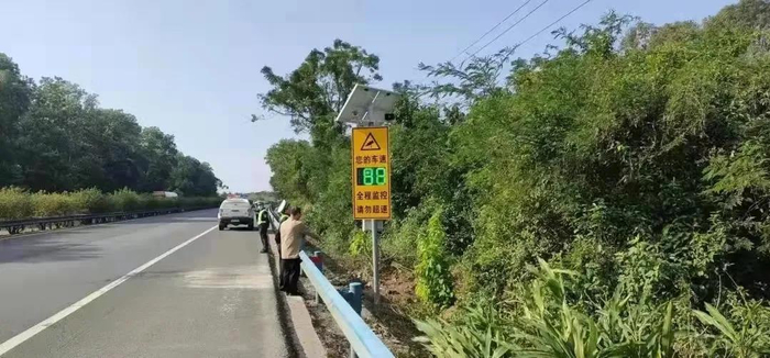 车速预警屏 央广网发   万宁政法网 供图