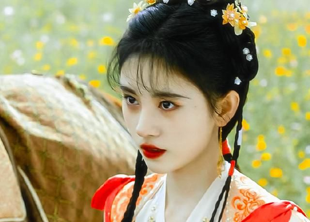 “整容大师”鞠婧祎、“换头美女”陈小纭与真美人的差距一目了然