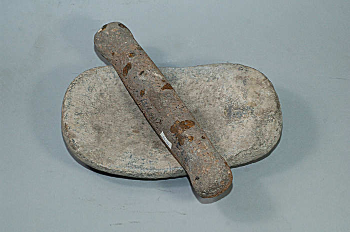 石磨盘 石磨棒 红山文化 内蒙古自治区赤峰市翁牛特旗五分地镇出土赤峰博物馆藏