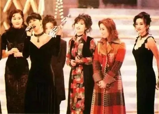 她和周慧敏,刘小慧,王馨平,汤宝如,关淑怡及陈慧娴成为"宝丽金七小花"