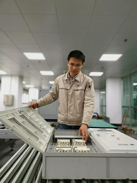 图说：沈华一直走在电能计量的最前沿